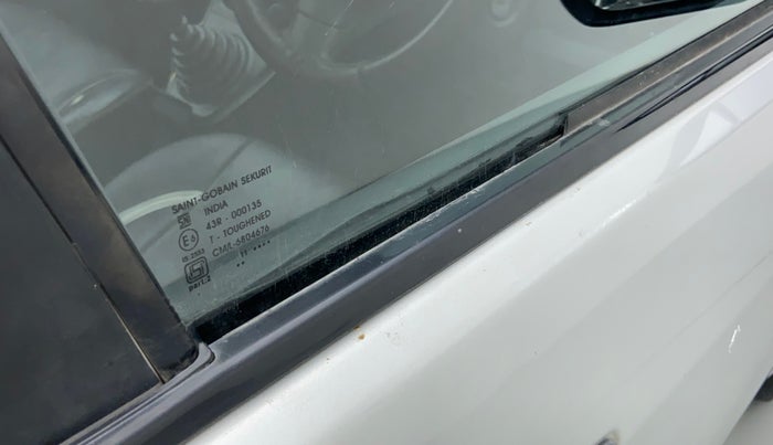 2011 Maruti Ritz LXI, CNG, Manual, 93,419 km, Driver-side door - Weather strip has minor damage