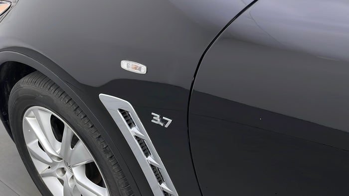 INFINITI QX70-Fender LHS Dent