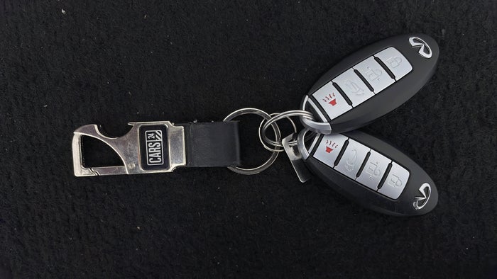 INFINITI QX70-Key Close-up
