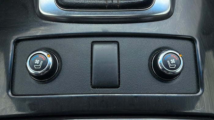 INFINITI QX70-Heated Seats