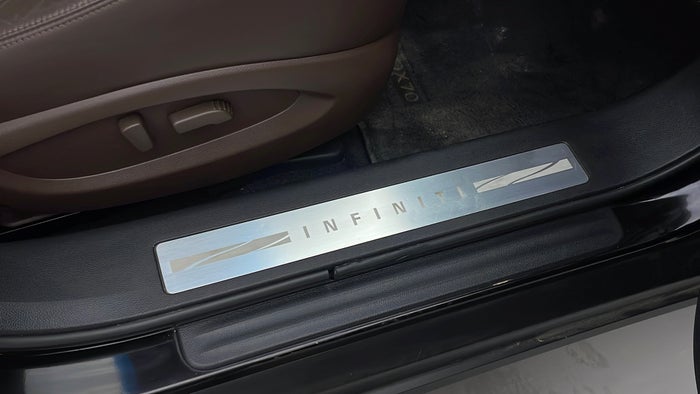 INFINITI QX70-Door Exterior RHS Front Door Beading Missing/Broken