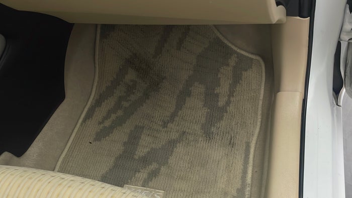 TOYOTA YARIS-Flooring Front RHS Stain