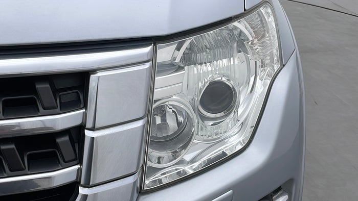 MITSUBISHI PAJERO-Head Light LHS Fading