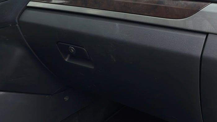 MITSUBISHI PAJERO-Dashboard Glove box Scratch