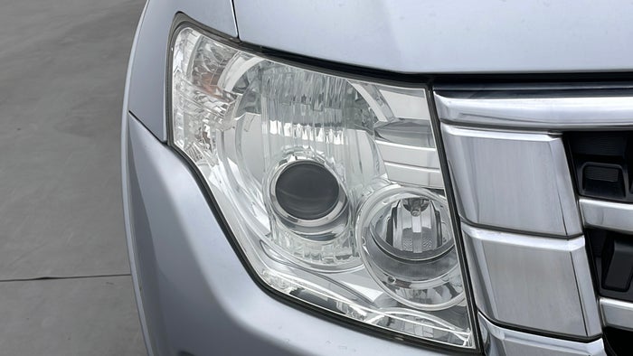 MITSUBISHI PAJERO-Head Light RHS Fading