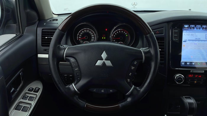 MITSUBISHI PAJERO-Steering Wheel Close-up