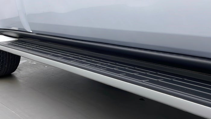 MITSUBISHI PAJERO-Running Board RHS Scratch