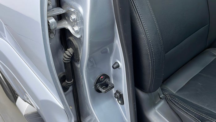 MITSUBISHI PAJERO-Pillar RHS B Scratch