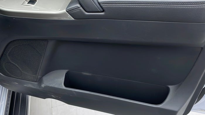 MITSUBISHI PAJERO-Door Interior RHS front Scratch