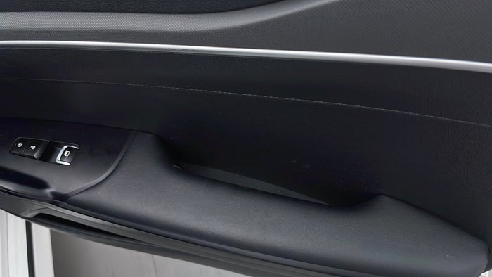 KIA K5-Door Interior RHS front Scratch