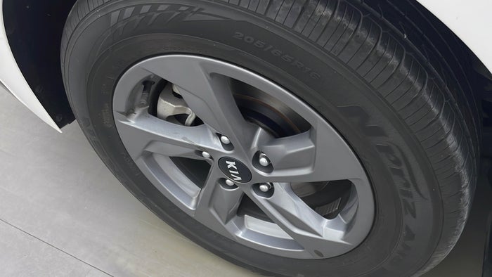 KIA K5-Alloy Wheel RHS Rear Scratch