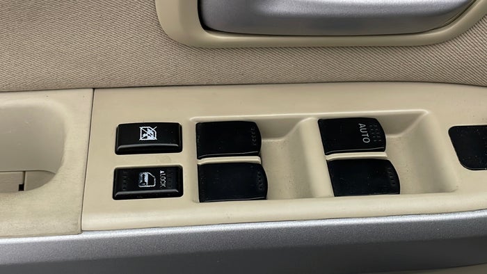 SUZUKI GRAND VITARA-Door Interior LHS front Button Faded