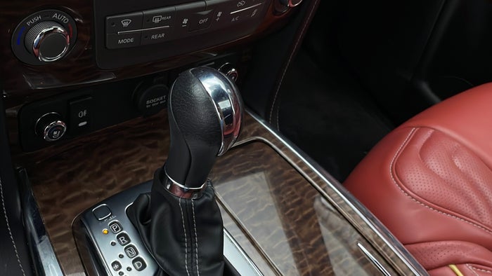 NISSAN PATROL-Gear lever Knob Scratch