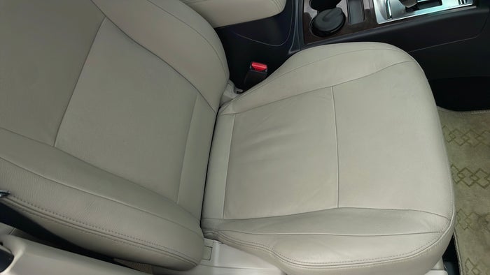 MITSUBISHI PAJERO-Seat RHS Front Faded