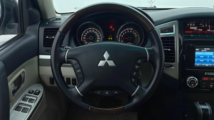 MITSUBISHI PAJERO-Steering Wheel Close-up