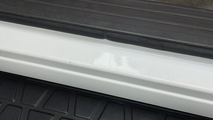 KIA MOHAVE-Running Board LHS Scratch