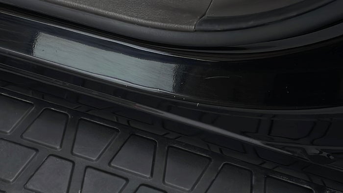 KIA MOHAVE-Running Board LHS Scratch