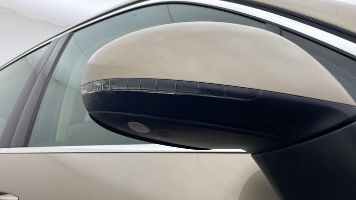 VOLKSWAGEN TOUAREG-ORVM RHS Scratch