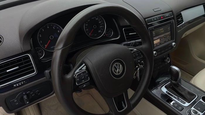 VOLKSWAGEN TOUAREG-Steering Wheel Trim Scratch