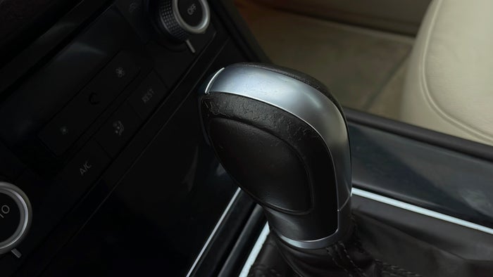 VOLKSWAGEN TOUAREG-Gear lever Knob Scratch