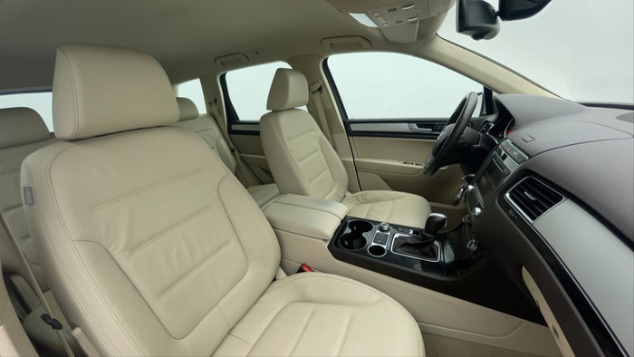 VOLKSWAGEN TOUAREG-Right Side Front Door Cabin View