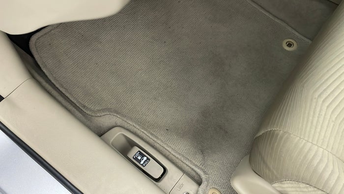 HONDA ACCORD-Flooring Front LHS Stain