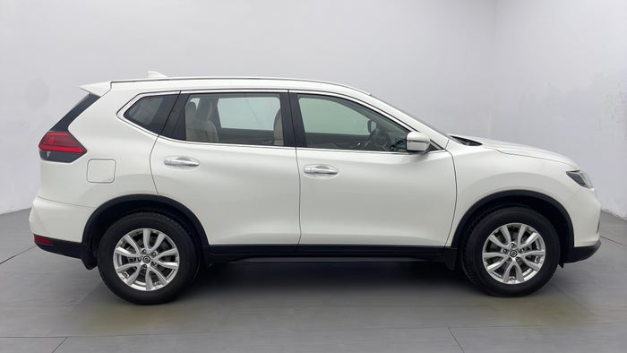 NISSAN X TRAIL-Right Side View
