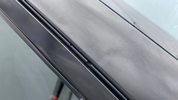 NISSAN KICKS-Door Exterior RHS Front Door Beading Missing/Broken