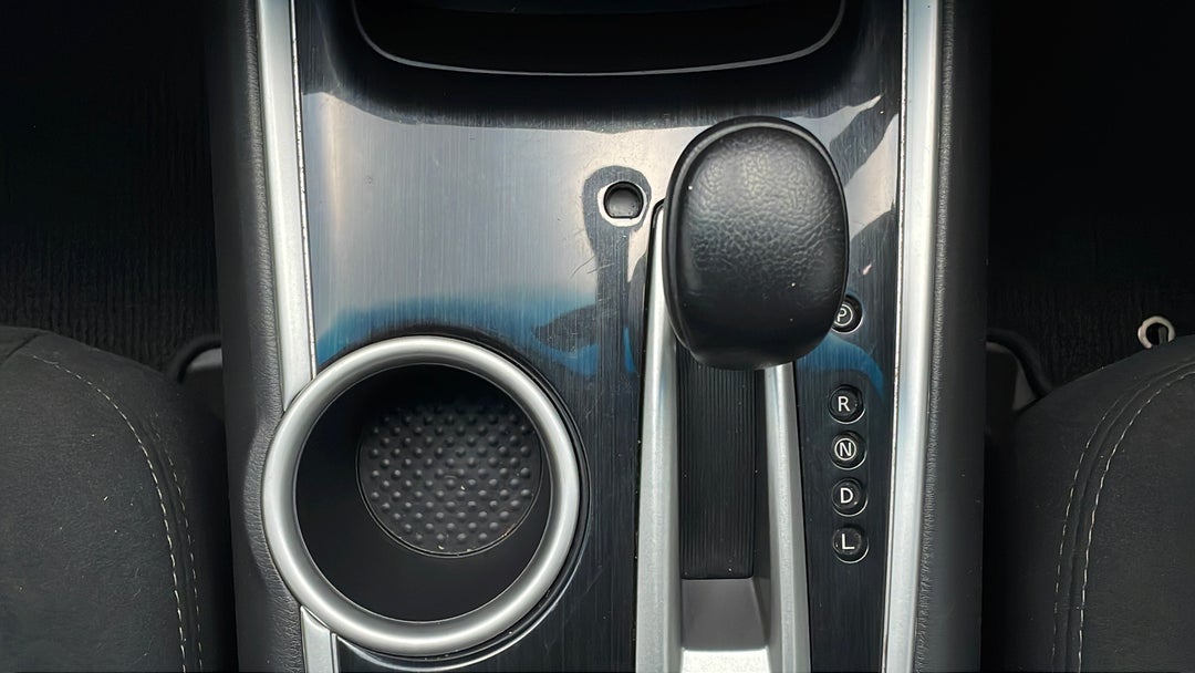 2016 Nissan Pathfinder St (4x2), Automatic, 111093 km, Gear Lever 