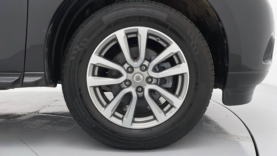 2016 Nissan Pathfinder St (4x2), Automatic, 111093 km, Right Front Wheel