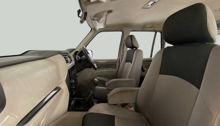 2015 Mahindra Scorpio S8, Diesel, Manual, 71,716 km, Right Side Front Door Cabin