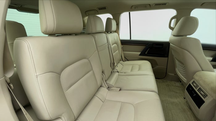 TOYOTA LAND CRUISER-Right Side Door Cabin View