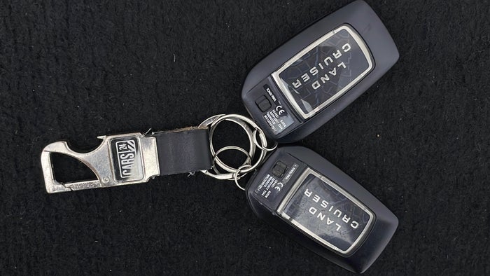 TOYOTA LAND CRUISER-Key Close-up