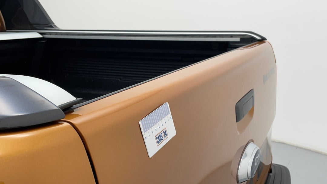 Boot / Tailgate Tailgate Dent