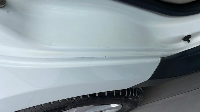 RENAULT DUSTER-Quarter Panel RHS Scratch