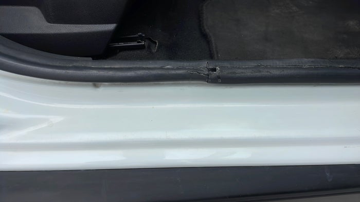 RENAULT DUSTER-Door Exterior RHS Front Door Beading Missing/Broken