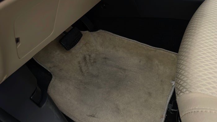 MITSUBISHI OUTLANDER-Flooring Front LHS Stain
