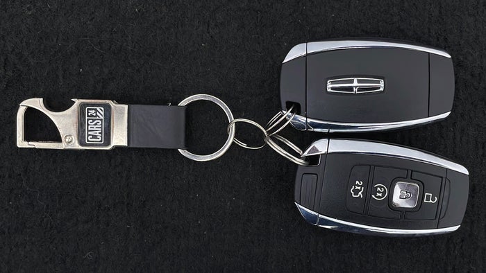 LINCOLN MKX-Key Close-up