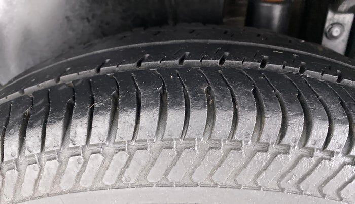 2014 Maruti Swift LXI D, Petrol, Manual, 52,370 km, Left Rear Tyre Tread