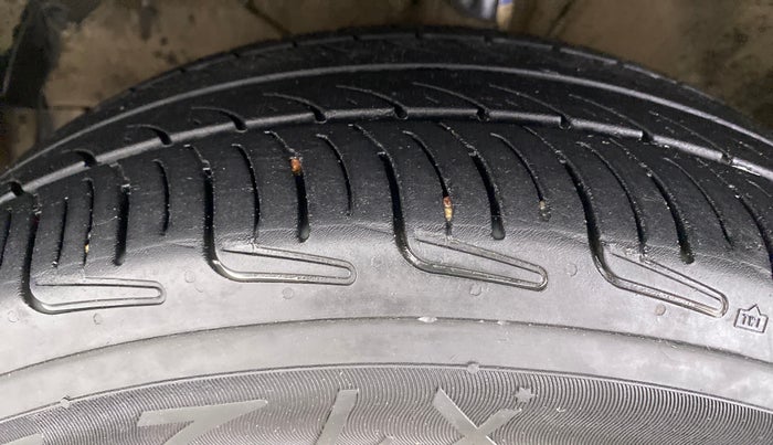 2019 Maruti XL6 ALPHA SHVS  MT, Petrol, Manual, 75,937 km, Left Front Tyre Tread