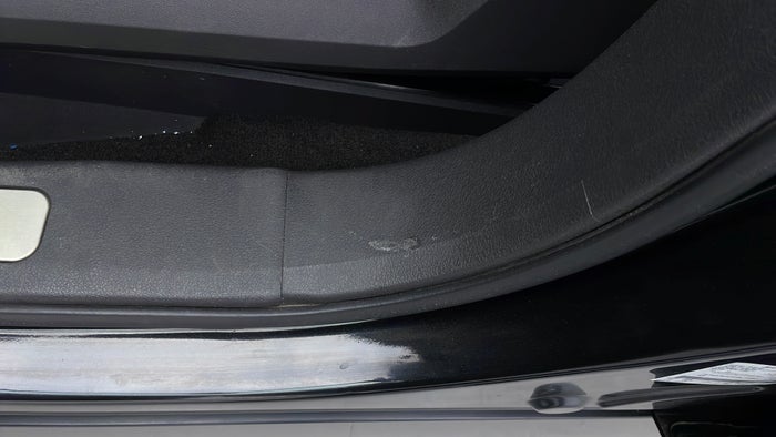 LINCOLN MKX-Pillar LHS B Scratch