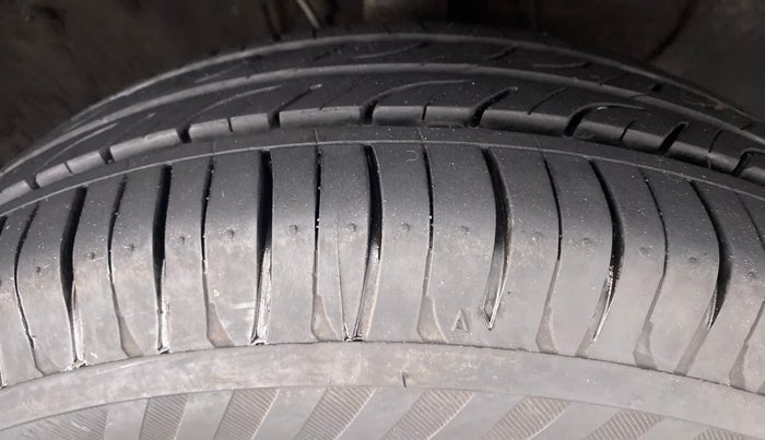2017 Hyundai Elite i20 MAGNA 1.2, Petrol, Manual, 37,501 km, Right Front Tyre Tread