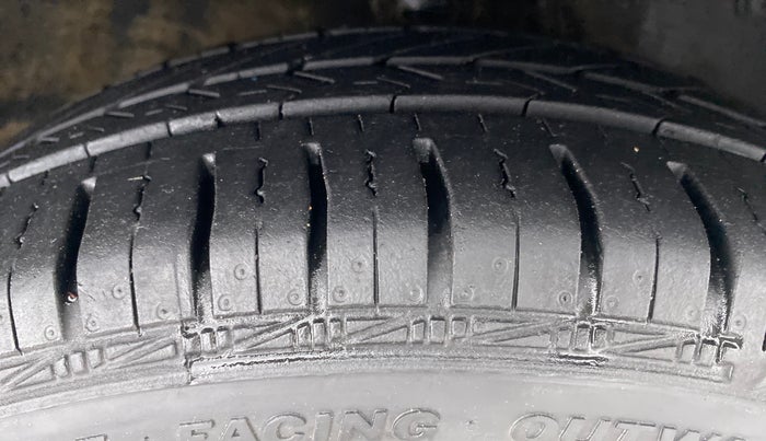 2018 Hyundai Eon MAGNA PLUS OPTIONAL, Petrol, Manual, 12,911 km, Right Front Tyre Tread