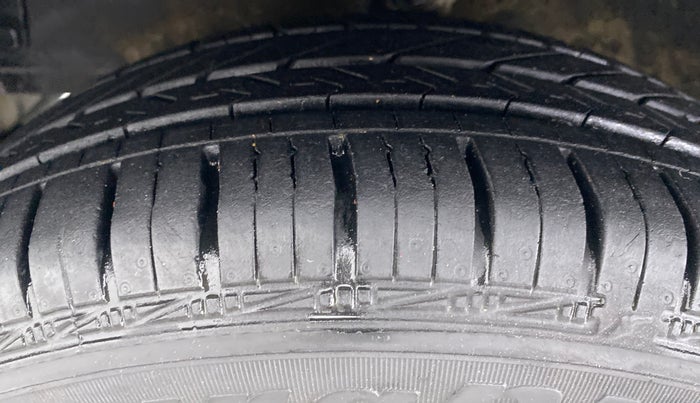 2018 Hyundai Eon MAGNA PLUS OPTIONAL, Petrol, Manual, 12,911 km, Left Front Tyre Tread