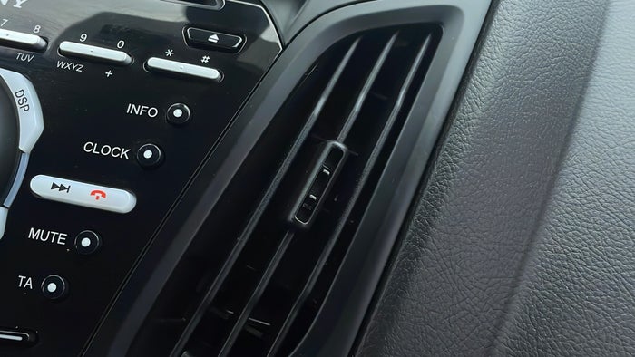 FORD FOCUS-Dashboard AC Vent Broken