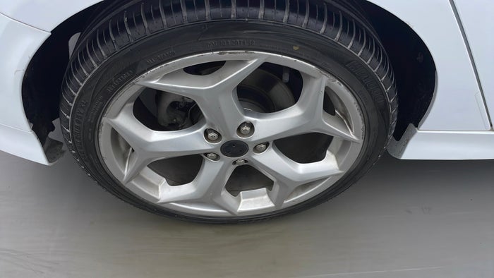 FORD FOCUS-Alloy Wheel RHS Rear Scratch
