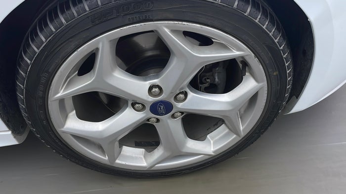 FORD FOCUS-Alloy Wheel RHS Front Scratch
