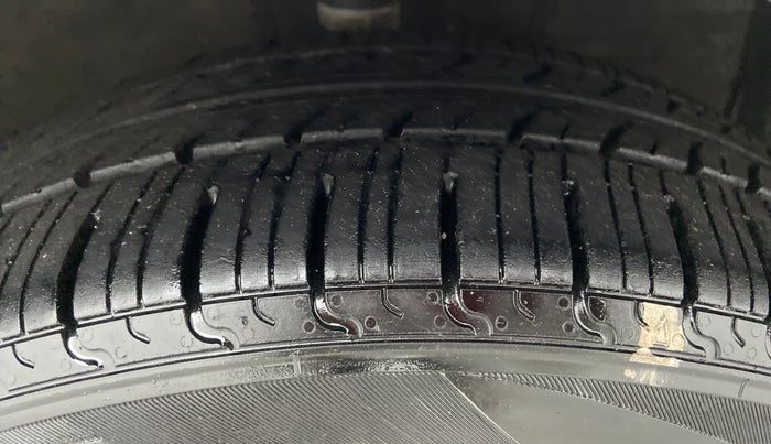 2011 Toyota Etios VX, Petrol, Manual, 86,258 km, Right Front Tyre Tread