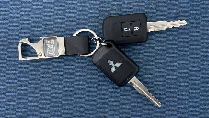 MITSUBISHI OUTLANDER-Key Close-up
