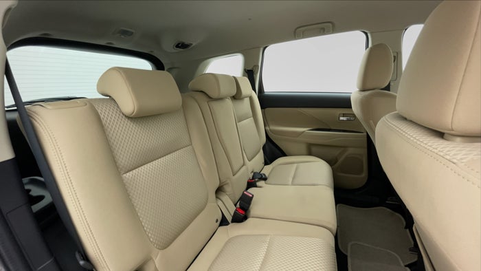 MITSUBISHI OUTLANDER-Right Side Door Cabin View